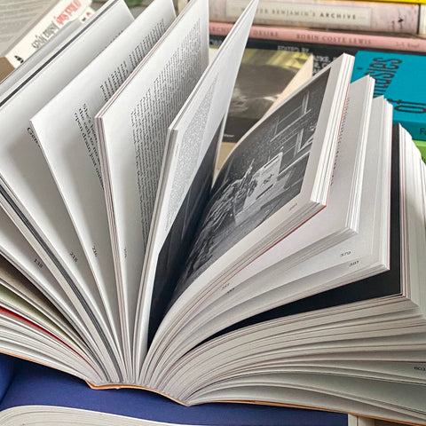 Decapitated Economies (intercalations 05), edited by Anna-Sophie Springer & Etienne Turpin, K. Verlag & Haus der Kulturen der Welt, 2025